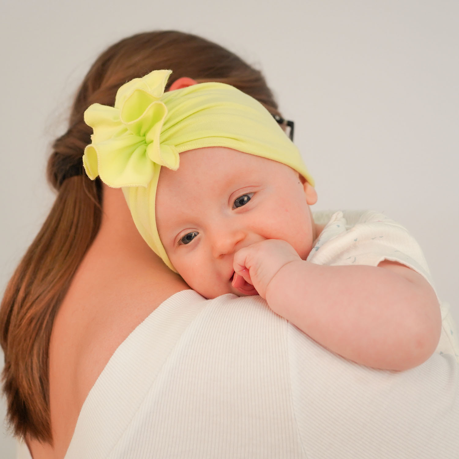 Pige efterår/forår hue, cremefarvet, bomuld, med dekorative rynkninger, Werka