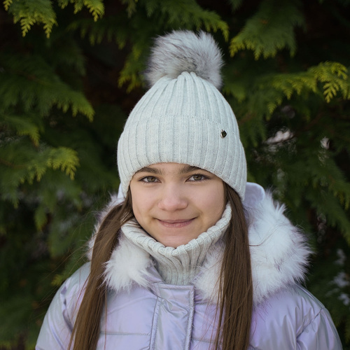 Pige vintersæt: hue og halsrør, cremefarvet, med garn pompon, Wilma